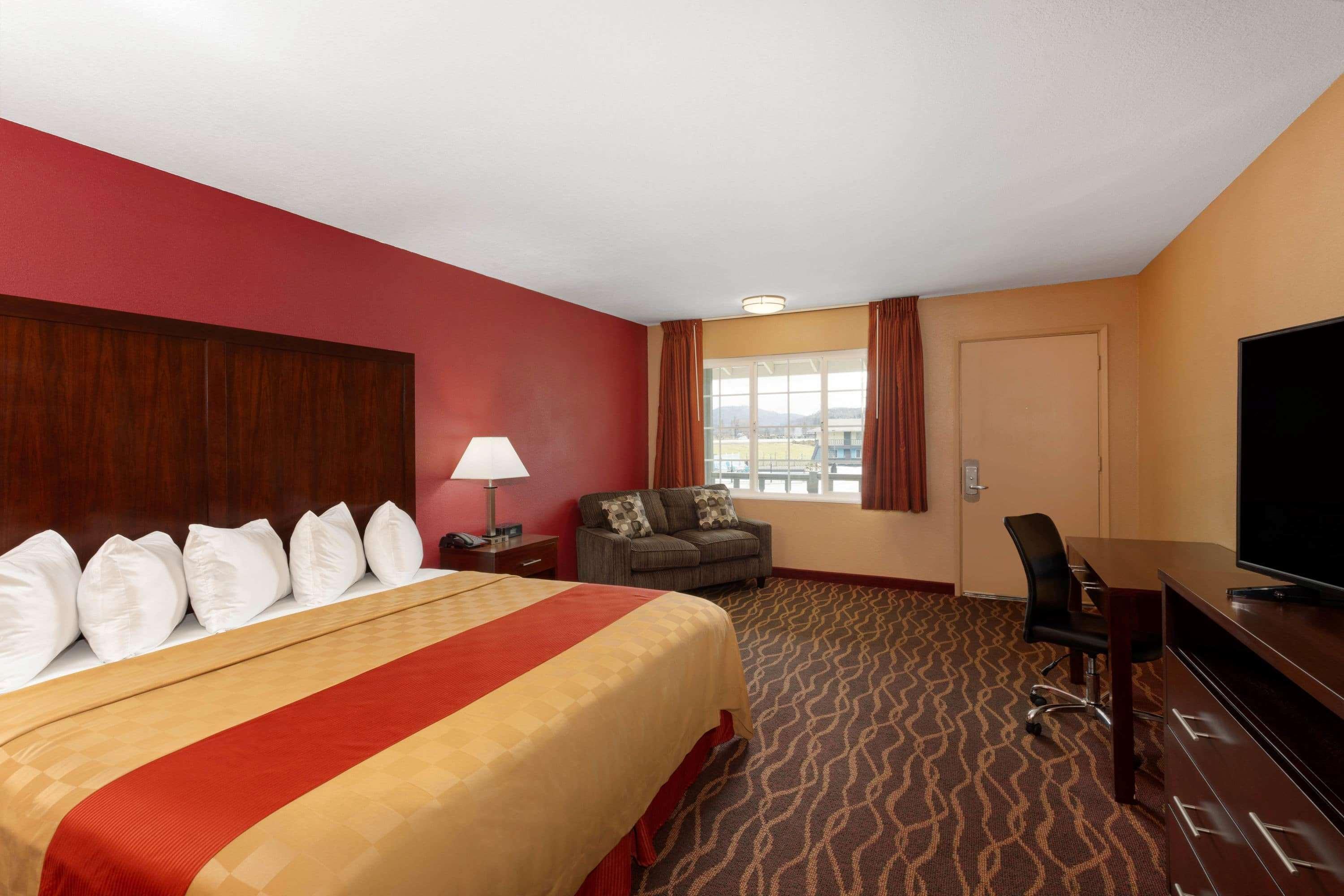 Rosewood Inn & Suites โรสเบิร์ก ภายนอก รูปภาพ
