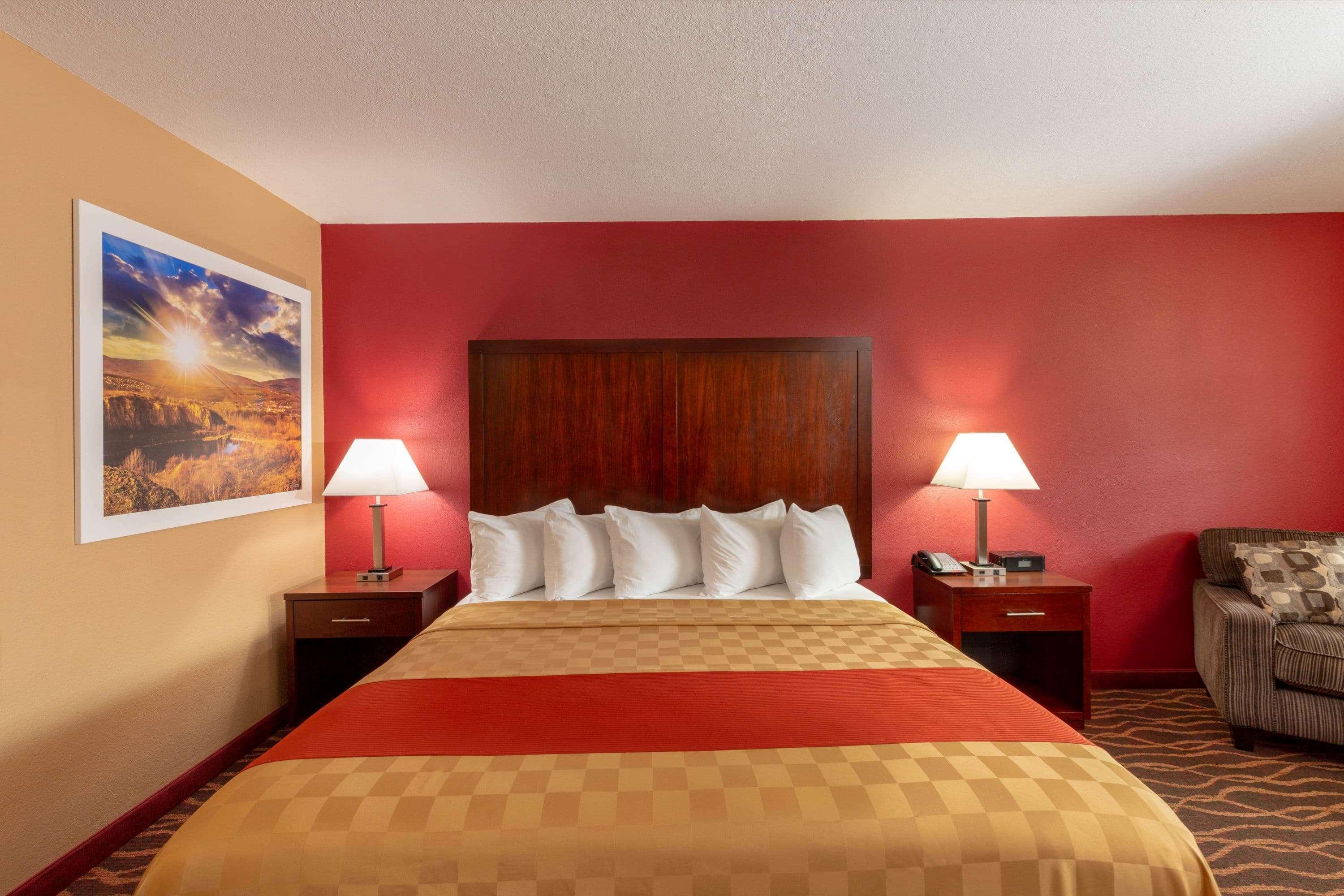 Rosewood Inn & Suites โรสเบิร์ก ภายนอก รูปภาพ