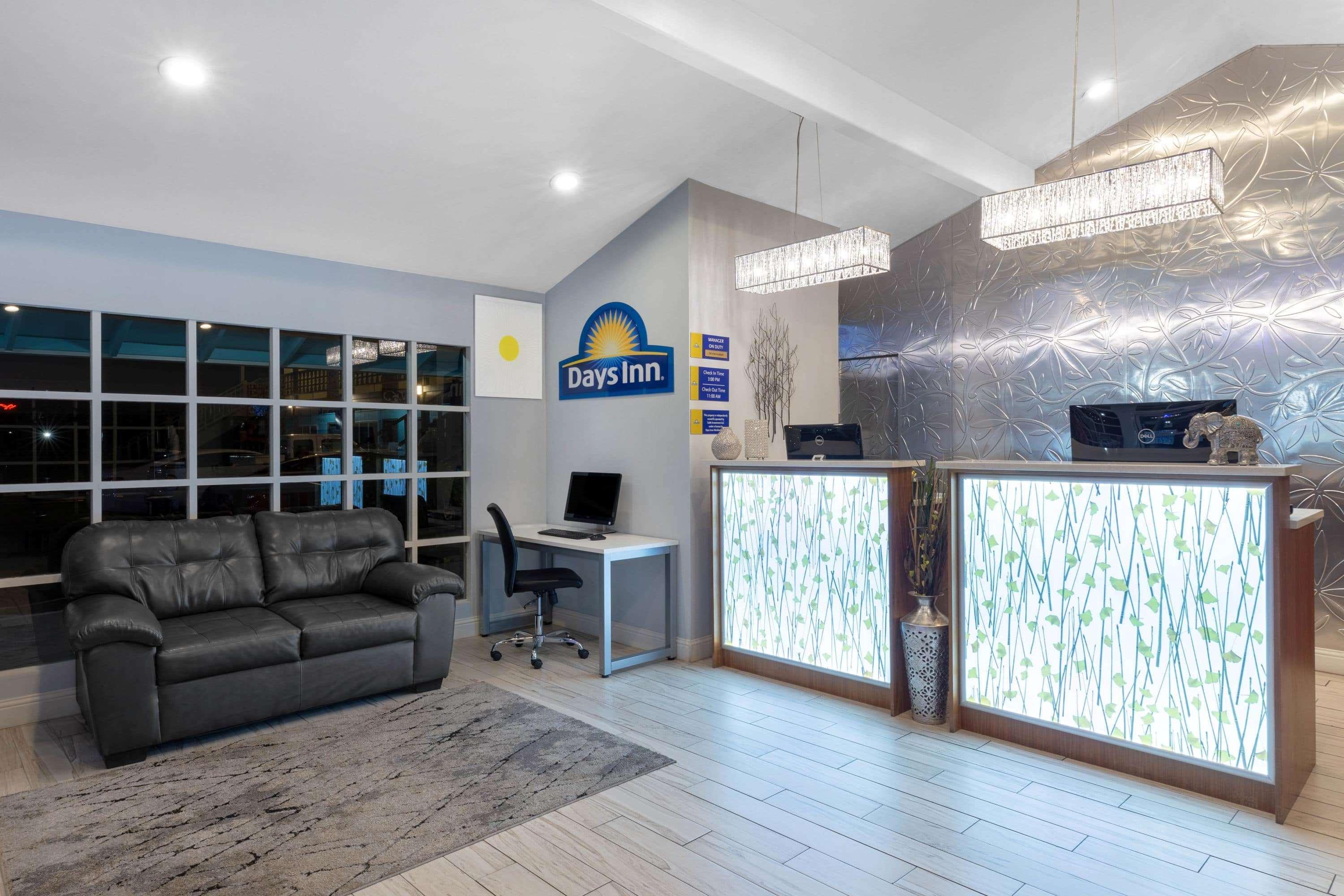 Rosewood Inn & Suites โรสเบิร์ก ภายนอก รูปภาพ
