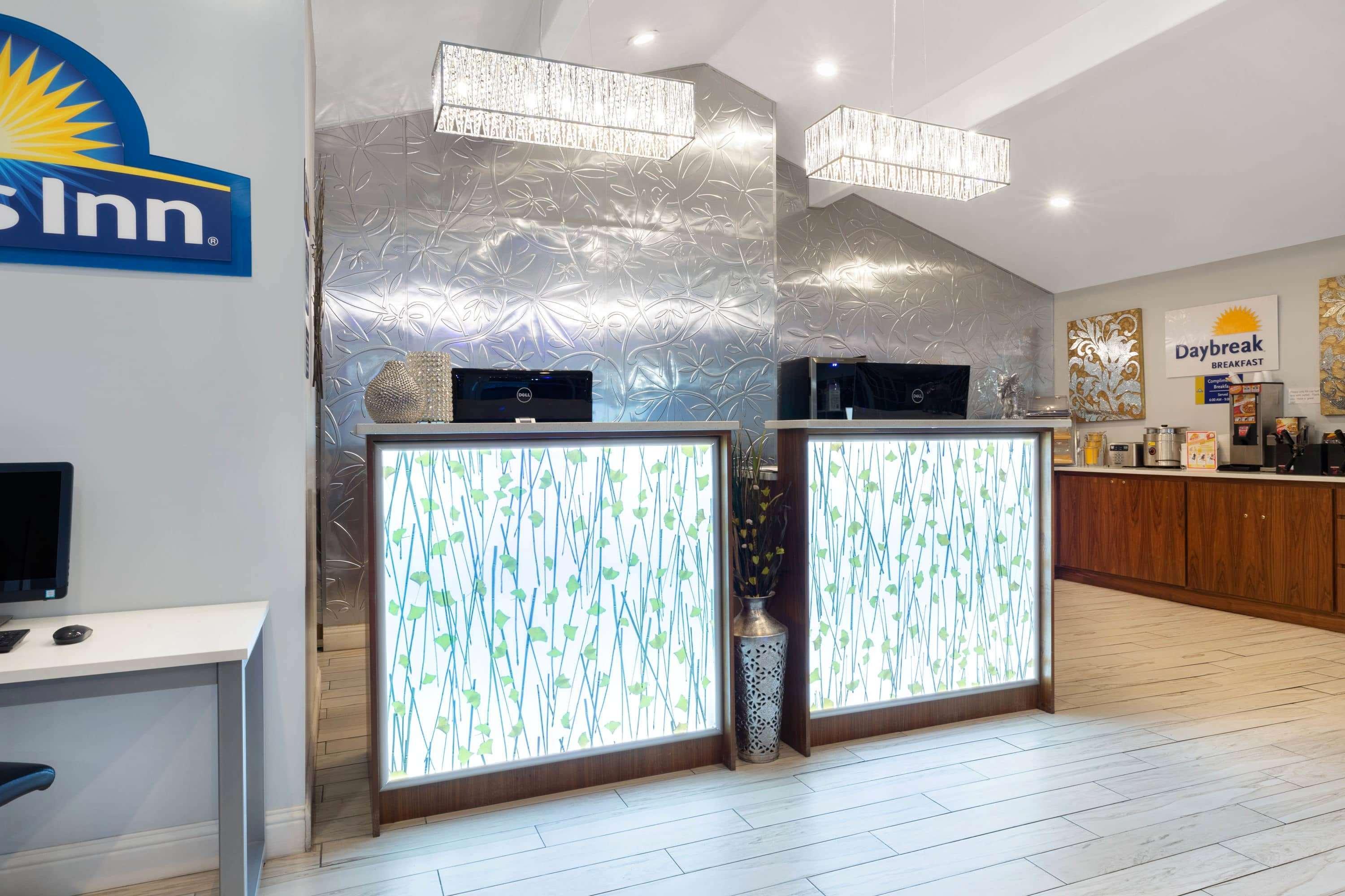 Rosewood Inn & Suites โรสเบิร์ก ภายนอก รูปภาพ