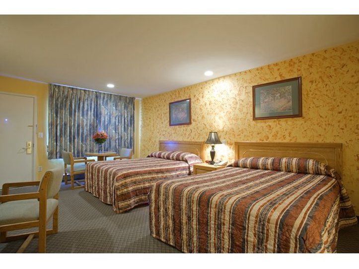 Rosewood Inn & Suites โรสเบิร์ก ภายนอก รูปภาพ