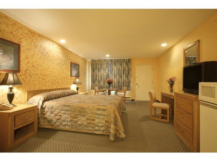 Rosewood Inn & Suites โรสเบิร์ก ภายนอก รูปภาพ